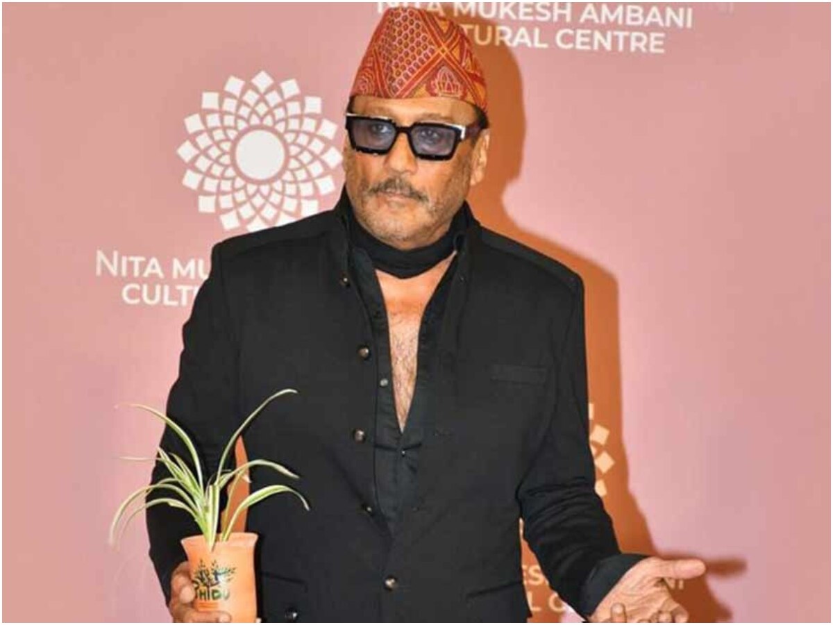 Jackie Shroff Viral Video: मंदिर की सीढ़ियों की सफाई करते हुए स्पॉट हुए जैकी श्रॉफ, सोशल मीडिया पर वायरल हुआ वीडियो 