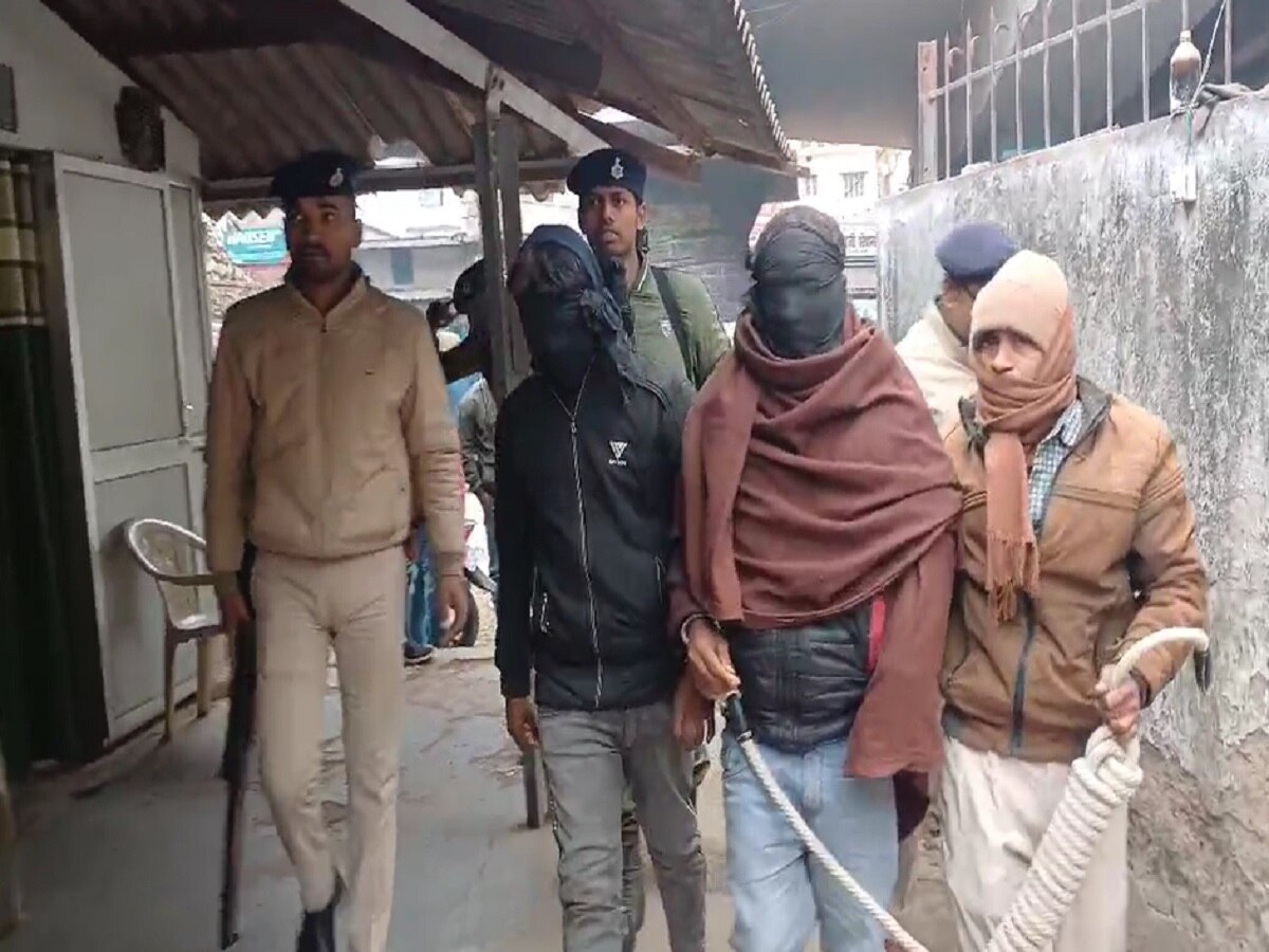 Muzaffarpur News: अवैध हथियार के साथ पिता पुत्र गिरफ्तार, शराब की खेप के साथ हाथियार बरामद