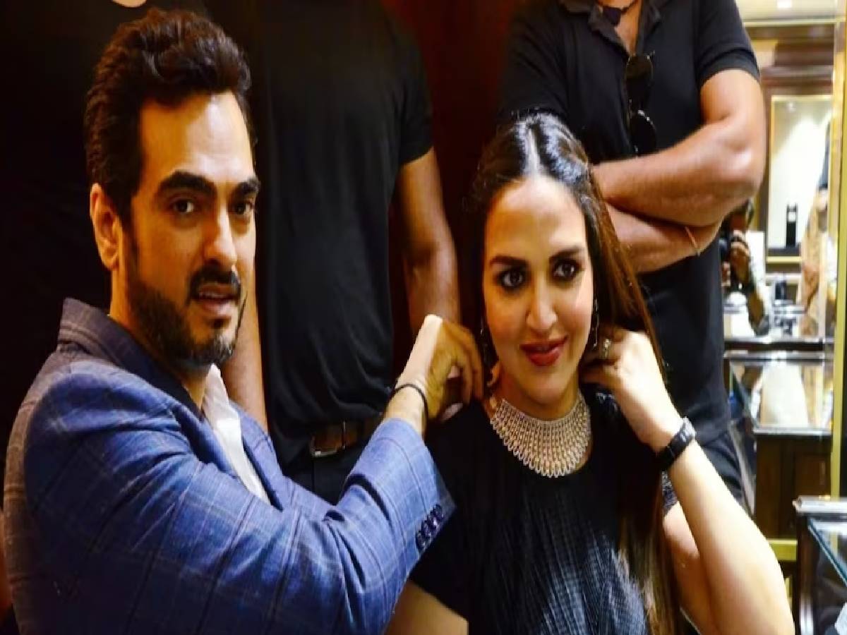 Esha Deol और  Bharat Takhtani के तलाक की खबरों ने पकड़ा तूल, इस पोस्ट से मिला Separation का हिंट!