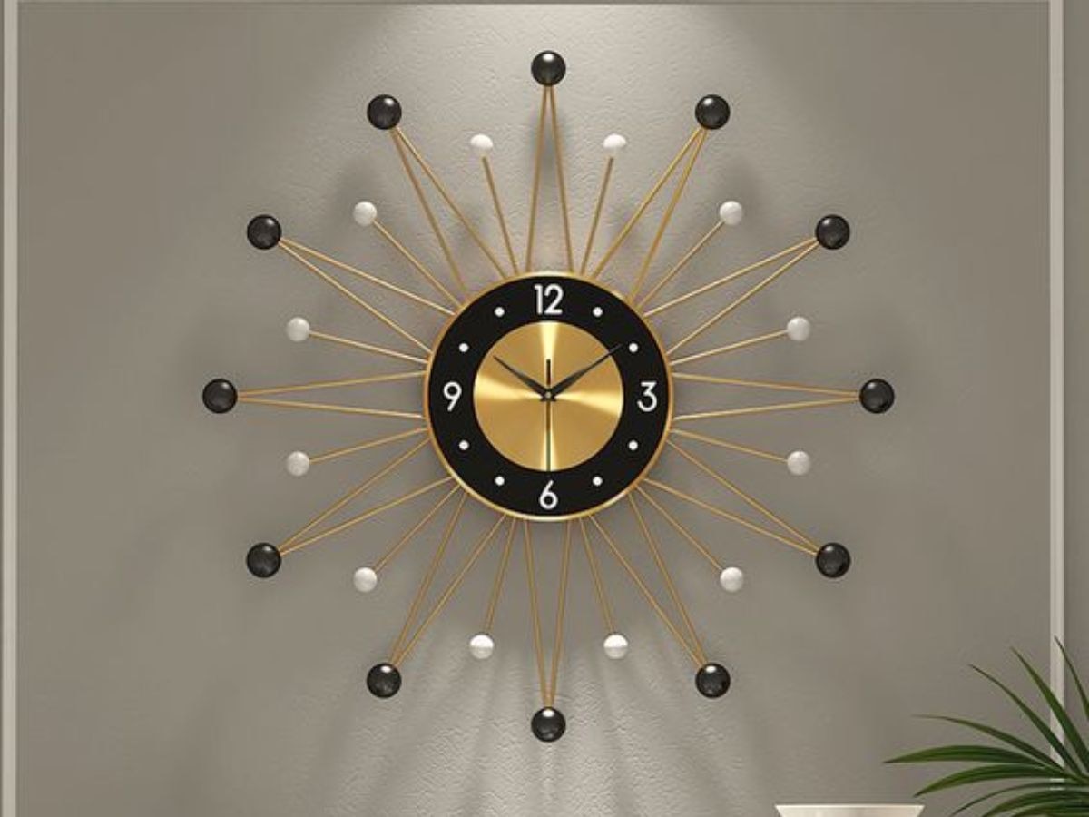 Clock Vastu Tips: भूलकर भी इस दिशा में न लगाएं घड़ी, तनाव के साथ झेलनी पडे़गी आर्थिक समस्या