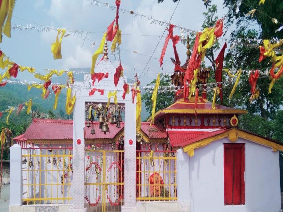 रास्ते में है बिच्छू घास, इस मंदिर में माता सती से मिलने के तरसते हैं भोले नाथ