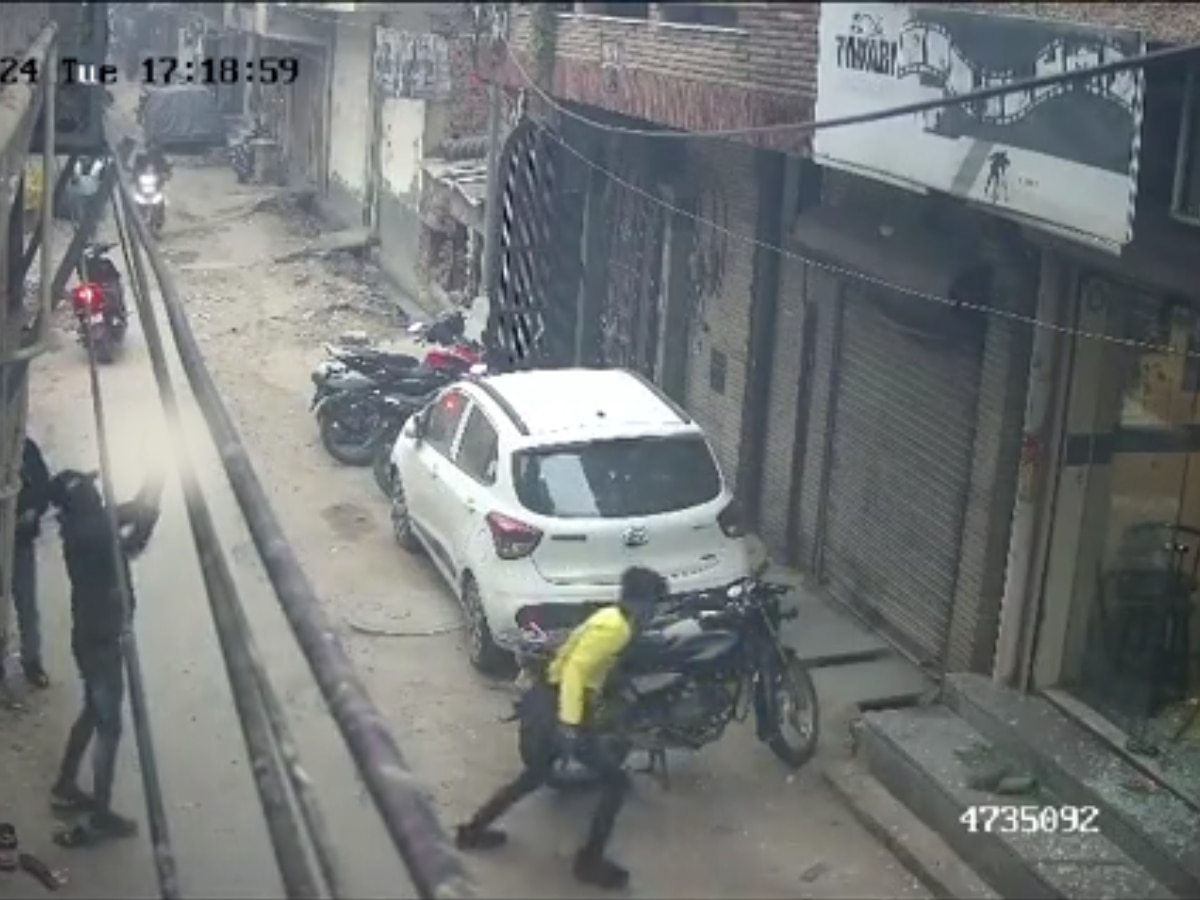 Delhi News: तिगड़ी में दो गैंगस्टर के बीच की लड़ाई में हुई फायरिंग, CCTV आया सामने