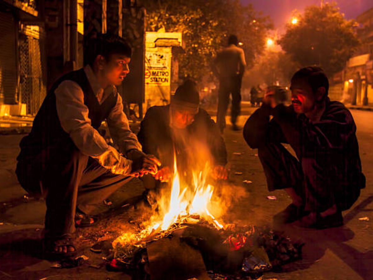 Weather Update: दिल्ली-NCR में पड़ रही ओस की बौछार, ठिठुरन से कांप रहे है लोग