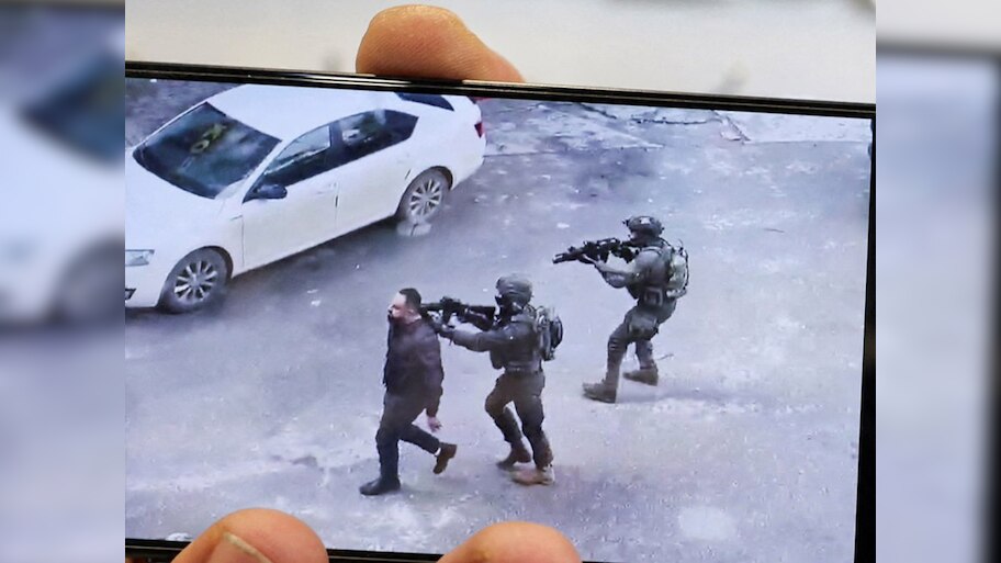 Israel in West Bank: फिलिस्तीनियों को ह्यूमन शील्ड की तरह इस्तेमाल कर रही है सेना; देखें वीडियो