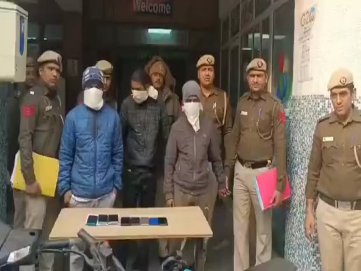 पश्चिमी जिला के विकासपुरी थाने की पुलिस टीम ने तीन खतरनाक स्नेचरों को गिरफ्तार किया