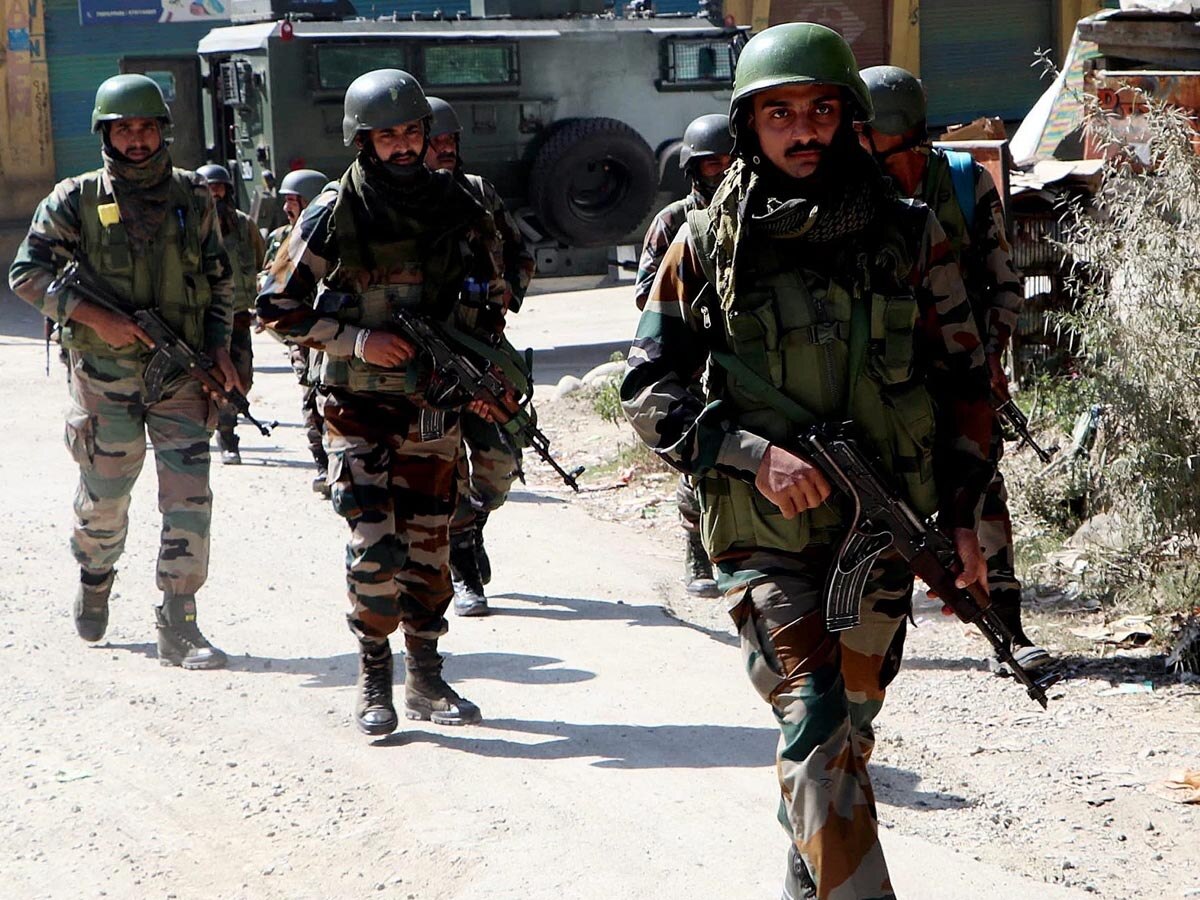 जम्मू व कश्मीर में LOC के पास सुरंग में विस्फोट, सेना का एक जवान शहीद, दूसरा घायल