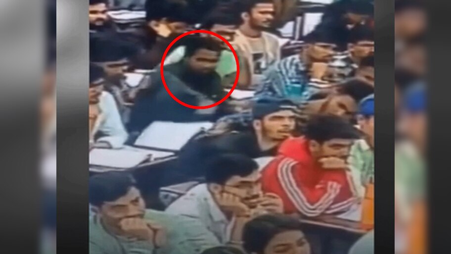 MP News: कोचिंग क्लास में बैठे-बैठे स्टूडेंट को आया हार्ट अटैक; Video देख सहम गए लोग