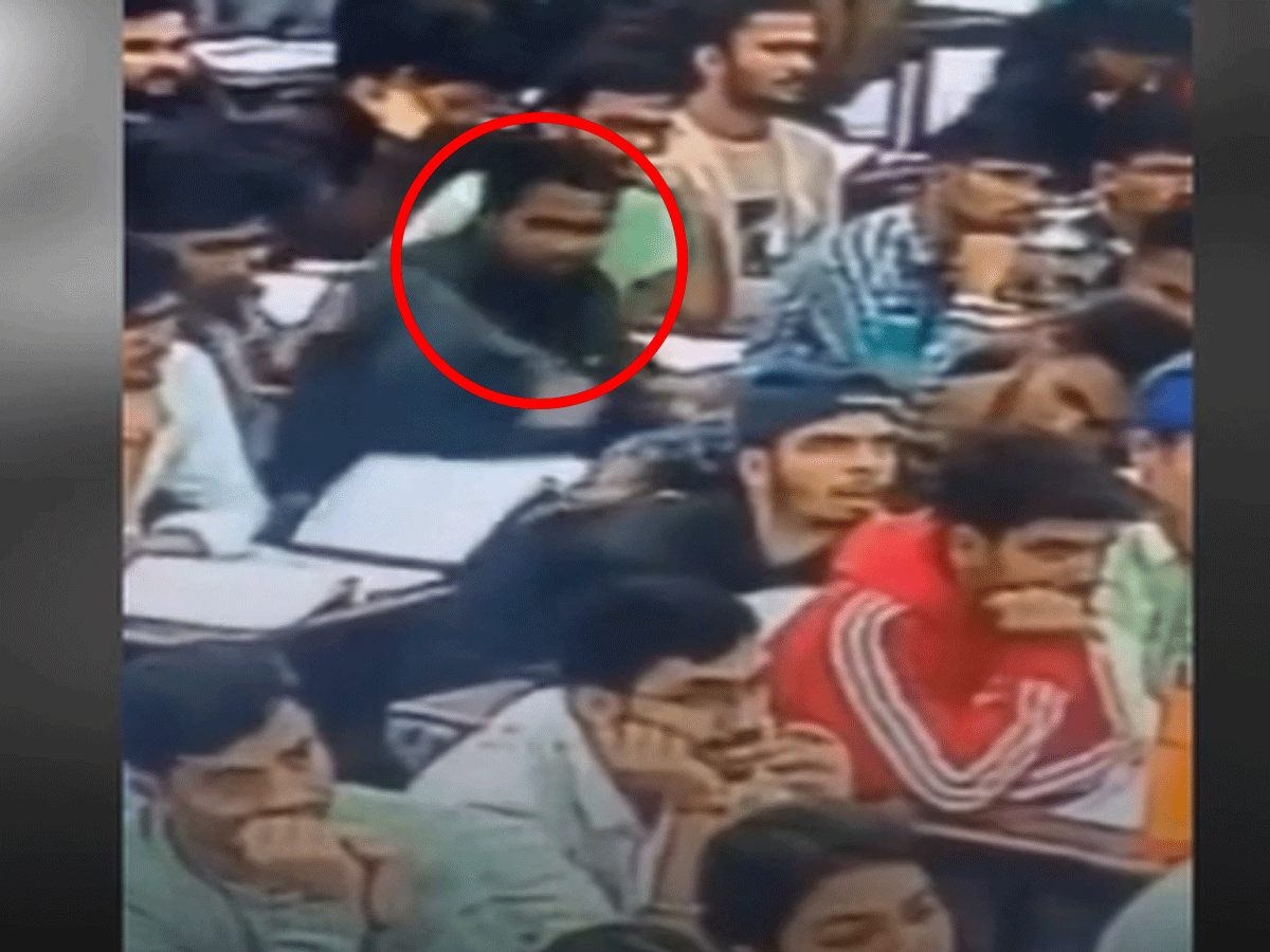 MP News: कोचिंग क्लास में बैठे-बैठे स्टूडेंट को आया हार्ट अटैक; Video देख सहम गए लोग MP News: कोचिंग क्लास में बैठे-बैठे स्टूडेंट को आया हार्ट अटैक; Video देख सहम गए लोग