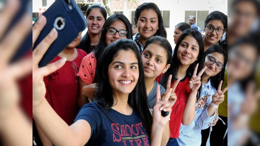 लड़कों के मुकाबले लड़कियां 12वीं के बाद पढ़ाई जारी रखने की ज्यादा इच्छुक; ASER ने जारी की रिपोर्ट
