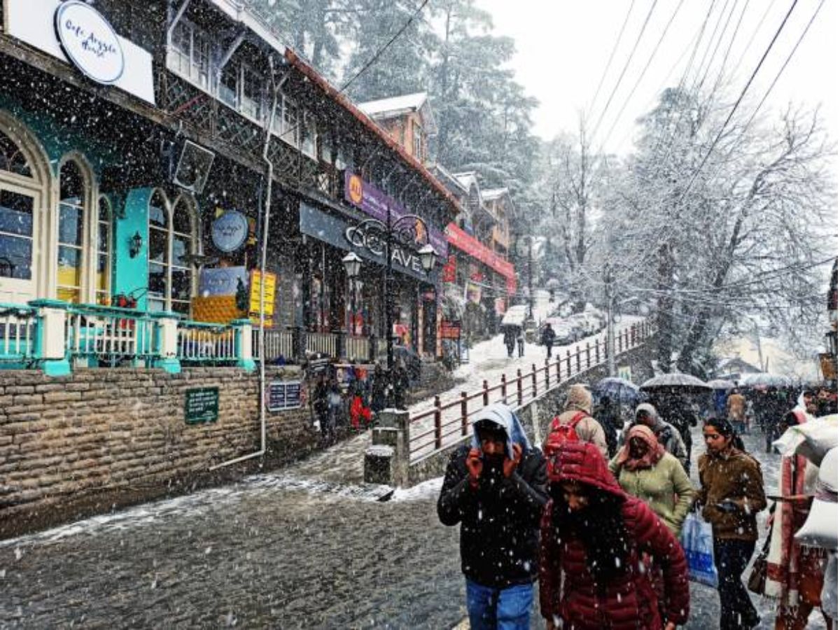 Weather Update: कड़ाके की सर्दी से कांप रहे लोग, पहाड़ों पर बर्फबारी के बाद दिल्ली-NCR में येलो अलर्ट जारी