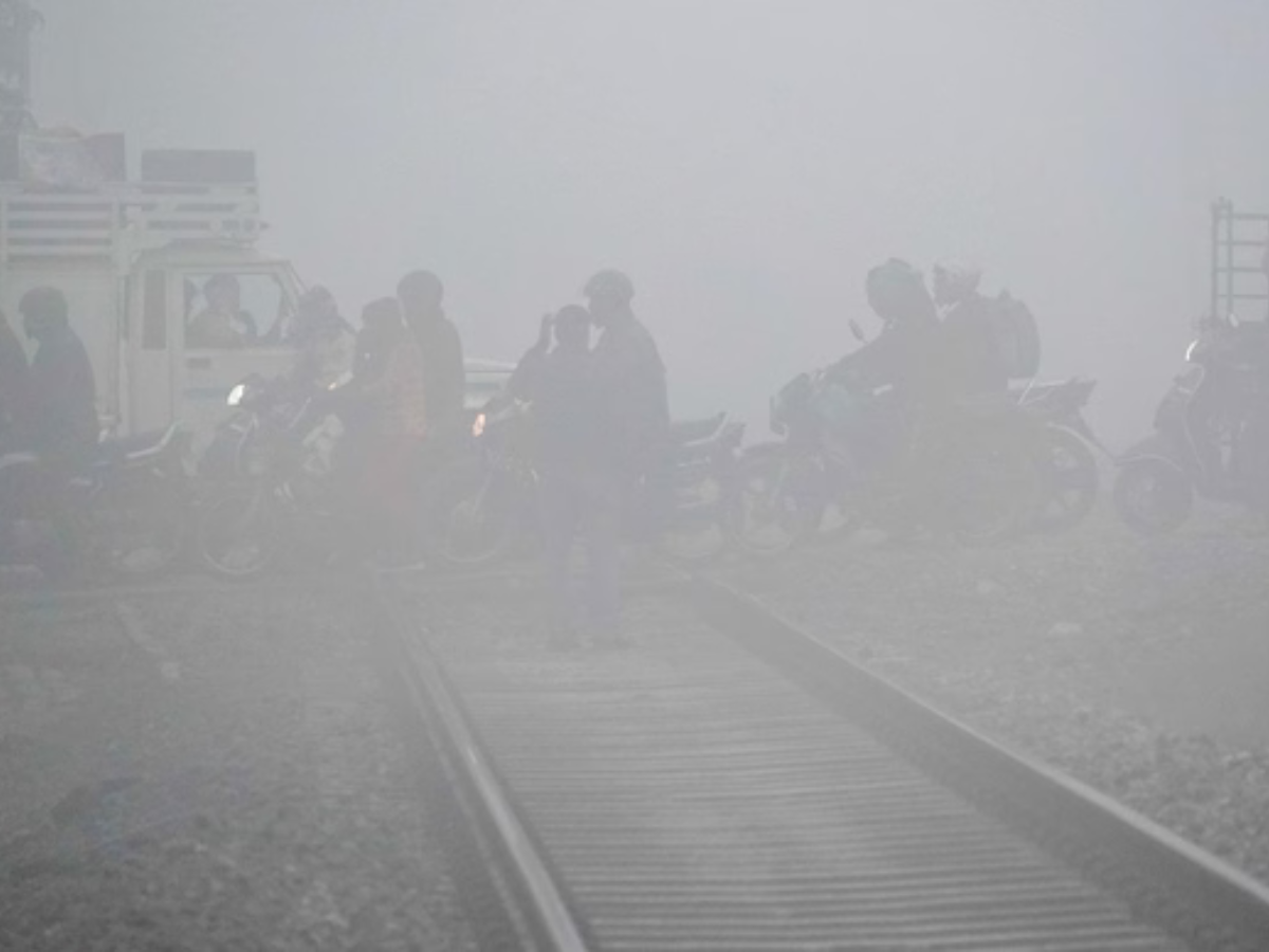Aaj ka Mausam: शीतलहर का कहर जारी, कोहरे के चलते ट्रेन और विमान सेवा प्रभावित, जानें आज कितना गिरेगा पारा