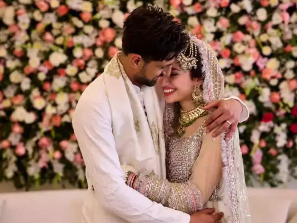 पाकिस्तान में बेहद मशहूर हैं एक्ट्रेस सना जावेद, बीते साल टूटी शादी, अब शोएब मलिक संग बसाया संसार