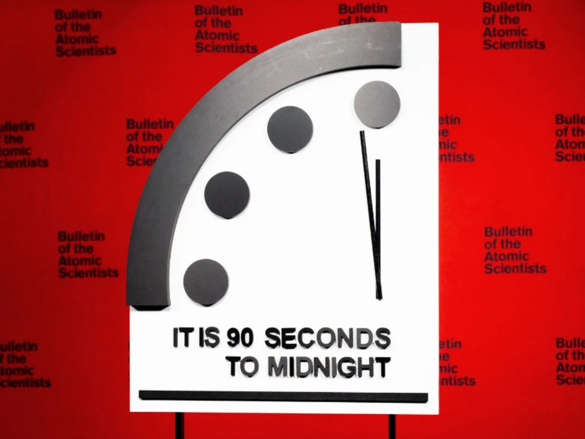 Doomsday Clock: प्रलय के करीब पहुंचने वाली है दुनिया! जल्दी-जल्दी बीत रहा है समय, &#039;प्रलय की घड़ी&#039; दे रही संकेत 