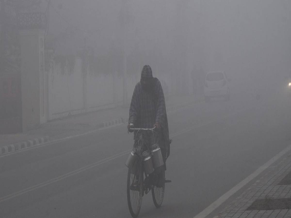 Delhi Weather Upodate: समूचे उत्तर भारत में ठंड का सितम, जानें ये कब होगा कम