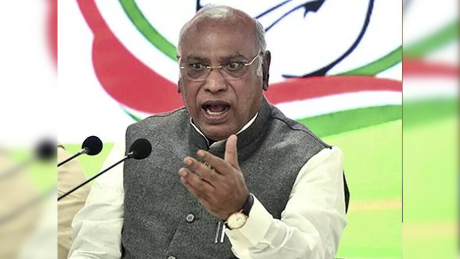"हमारे यहां जन्म देने वाली को मां गाली नहीं देते", खरगे का असम CM पर सख्त हमला कहा