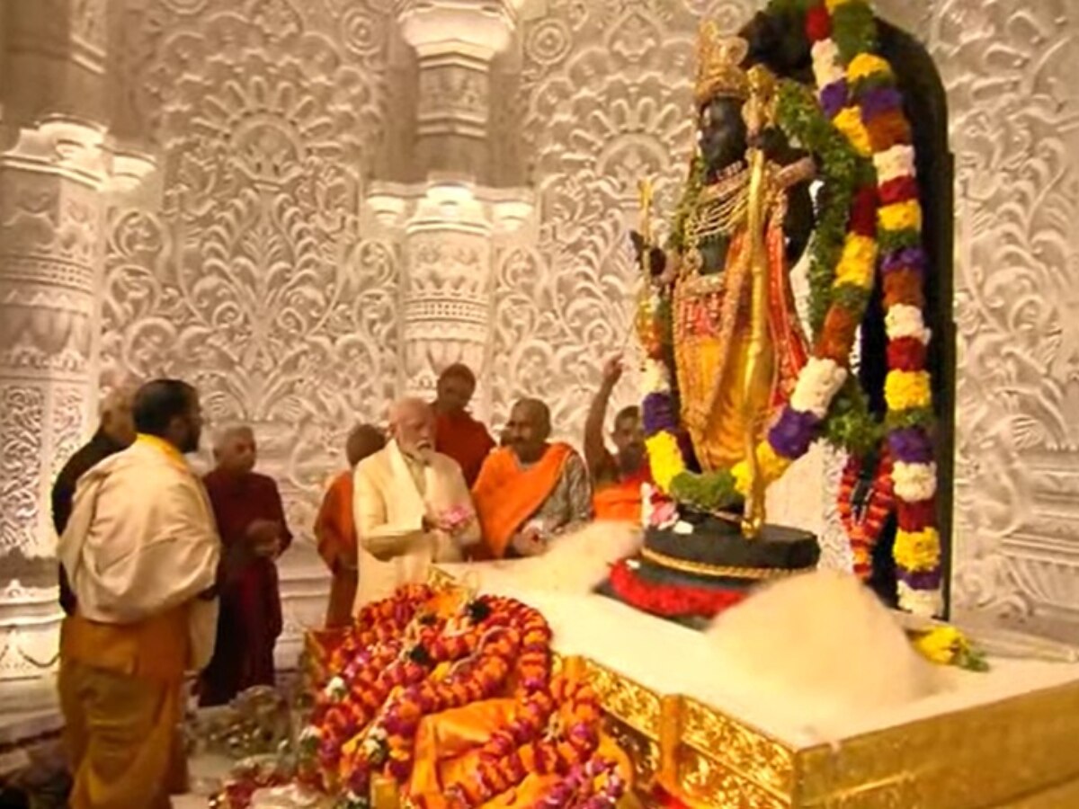 Ram mandir pran pratishtha Photo: प्राण प्रतिष्ठा के बाद सामने आई गर्भगृह से आई रामलला की पहली तस्वीर