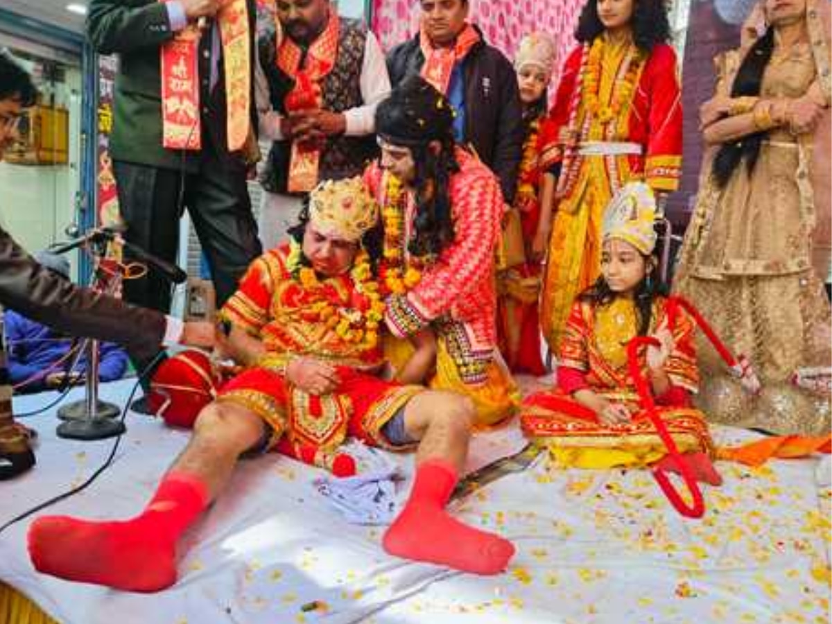 Bhiwani News: रामलीला मंचन के दौरान 'श्रीराम' के चरणों में 'भगवान हनुमान' ने त्यागा शरीर