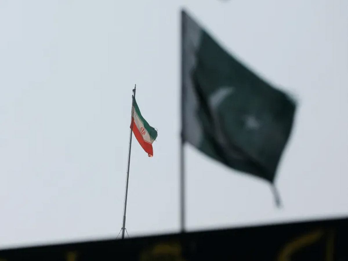 Iran and Paksitan: ईरान और पाकिस्तान के बीच रिश्ते होंगे नॉर्मल; हाल ही में किए थे हवाई हमले Iran and Paksitan: ईरान और पाकिस्तान के बीच रिश्ते होंगे नॉर्मल; हाल ही में किए थे हवाई हमले