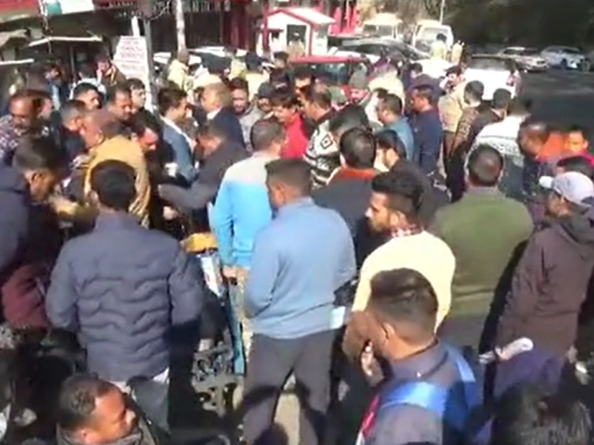 शिमला में टैक्सी ऑपरेटरों का सरकार के खिलाफ प्रदर्शन, सैंकड़ों की संख्या में सड़कों पर उतरे 