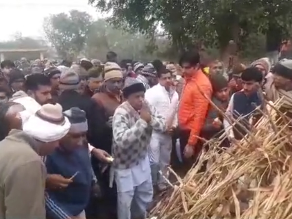Bhiwani News: महेंद्रगढ़ सांसद धर्मबीर सिंह के पिता का निधन, अंतिम संस्कार में पहुंचे नेताओं ने दी श्रद्धांजली 