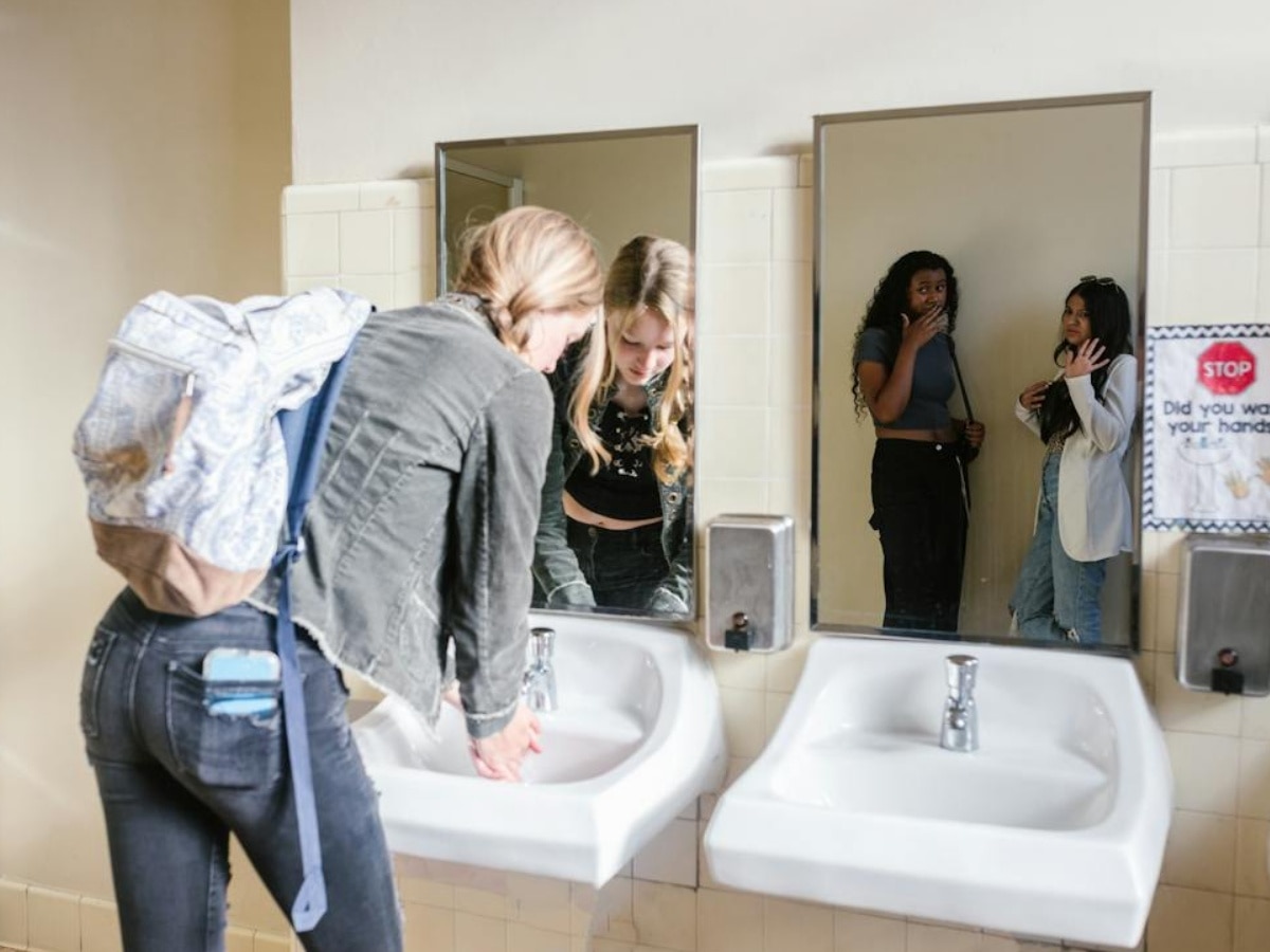 इस अमेरिकी स्कूल ने अपने बाथरूम से हटवाए सारे शीशे, वजह जान रह जाएंगे दंग 