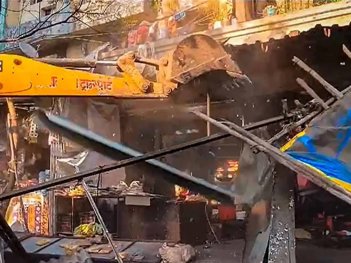मीरा रोड: दो ग्रुपों में झड़प के बाद इमारतों पर बुलडोजर की कार्रवाई