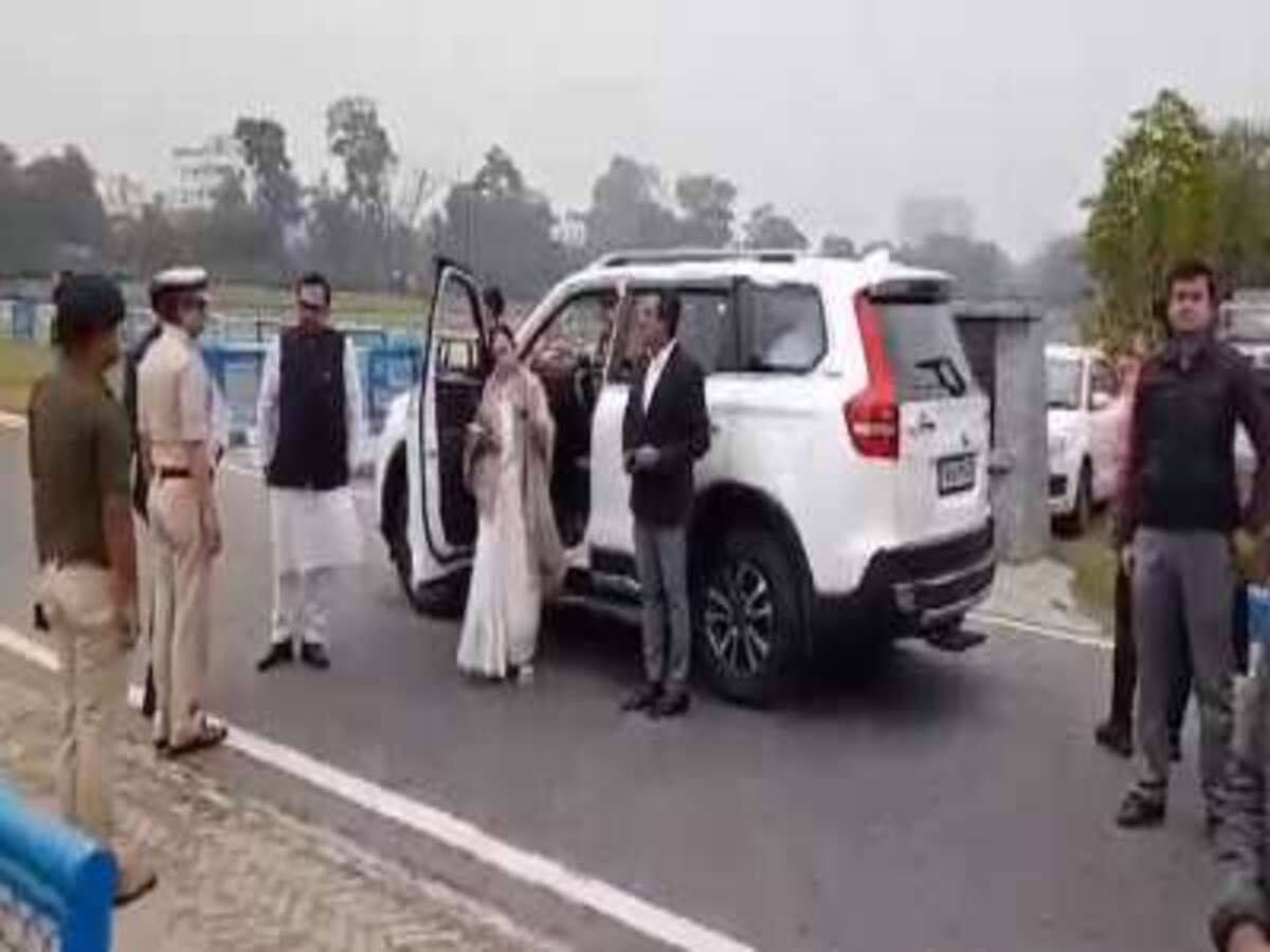 Mamata Banerjee Car Accident: ମମତା ବାନାର୍ଜୀଙ୍କ କାର ଦୁର୍ଘଟଣାଗ୍ରସ୍ତ; ଅଚାନକ ବ୍ରେକ ମାରିବା କାରଣରୁ ମୁଣ୍ଡରେ ଲାଗିଲା ଆଘାତ 