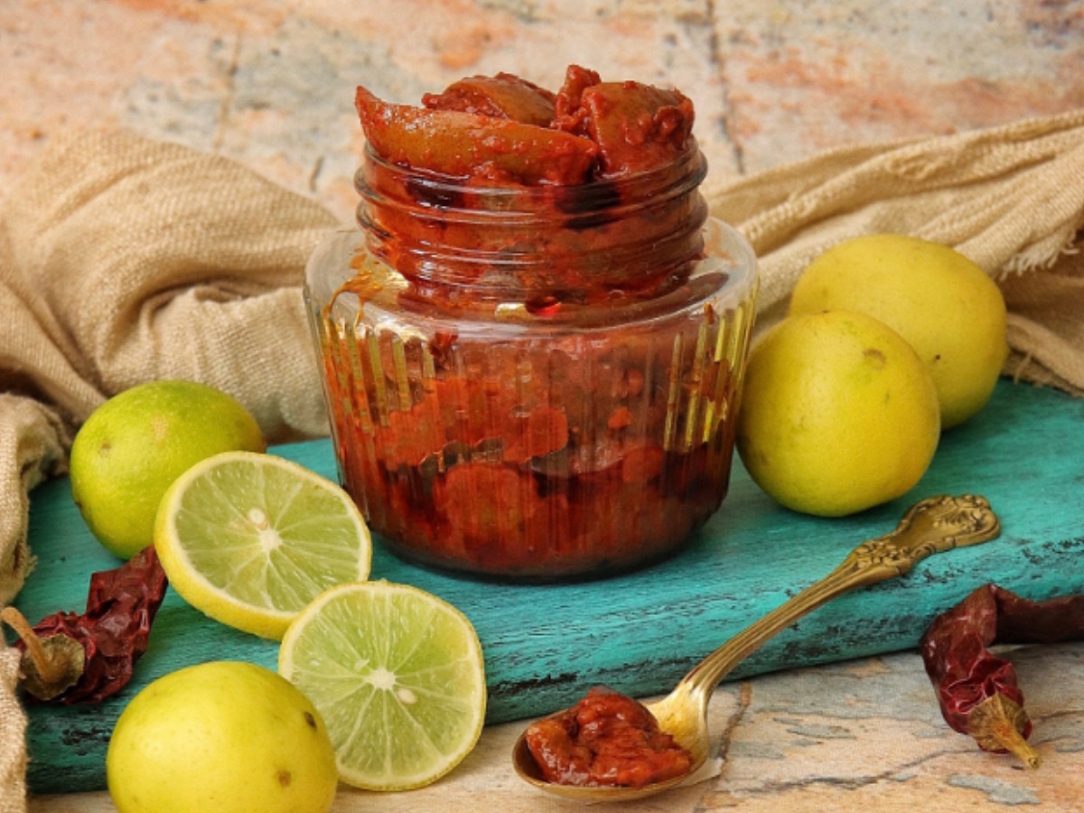 Instant Lemon Pickle: घर पर झटपट बनाएं नींबू का अचार, खाने के लिए नहीं करना पड़ेगा महीनों तक इंतजार