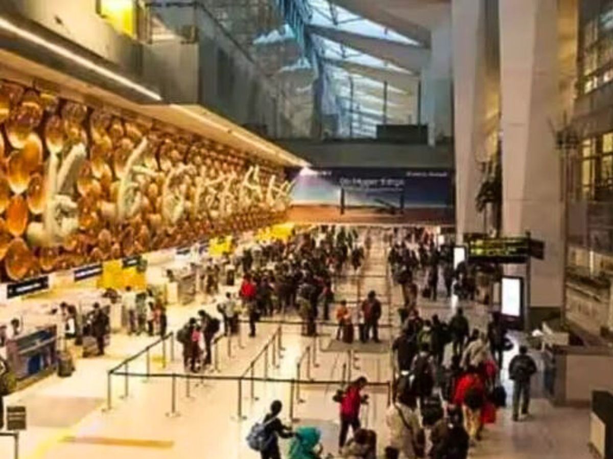 बम की झूठी धमकी के बाद अलर्ट पर दिल्ली एयरपोर्ट, एयरक्राफ्ट की हुई पूरी चेकिंग