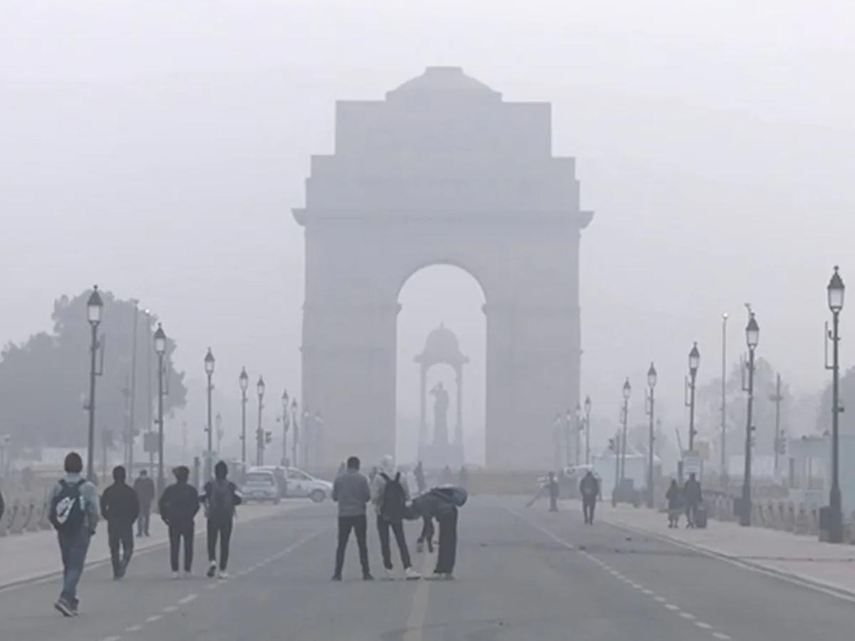 Delhi Weather Forecast: दिल्ली को कड़ाके की ठंड, घने कोहरे से राहत नहीं, उड़ान परिचालन प्रभावित