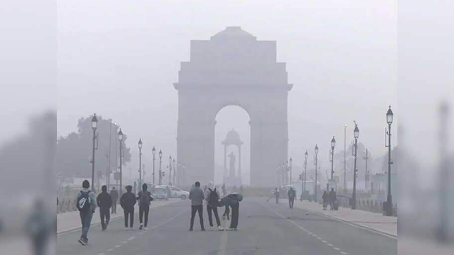 Delhi Weather Forecast: दिल्ली को कड़ाके की ठंड, घने कोहरे से राहत नहीं, उड़ान परिचालन प्रभावित