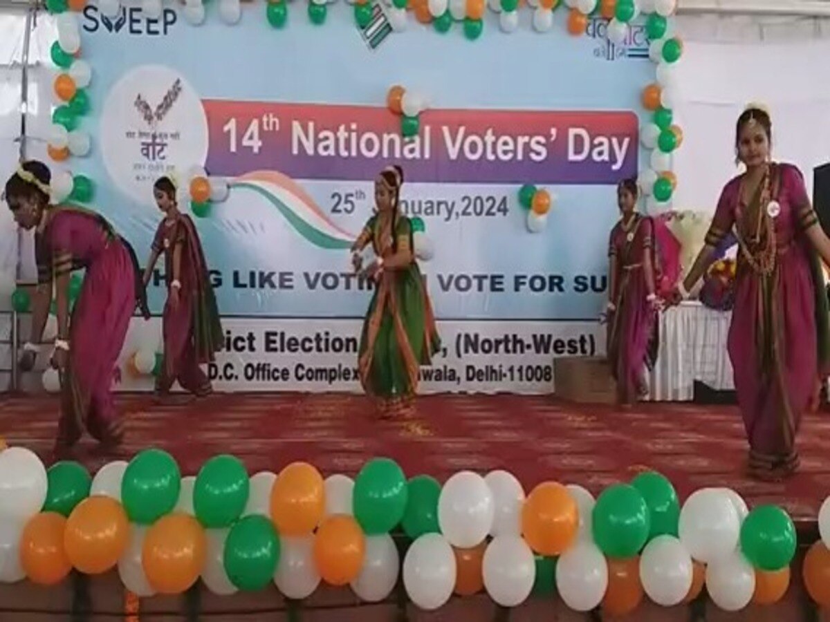 Delhi News: कंझावला स्थित डीएम ऑफिस में मनाया गया राष्ट्रीय मतदाता दिवस, लोगों को मतदान के लिया किया गया जागरूक 