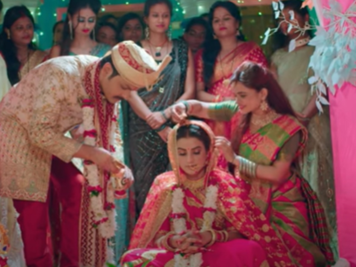 Bhojpuri Song 2024: दुल्हन बनी दिखीं अक्षरा सिंह, अंशुमान मिश्रा संग फिल्मी शादी का गाना 'कांची रे पिरितिया के' रिलीज