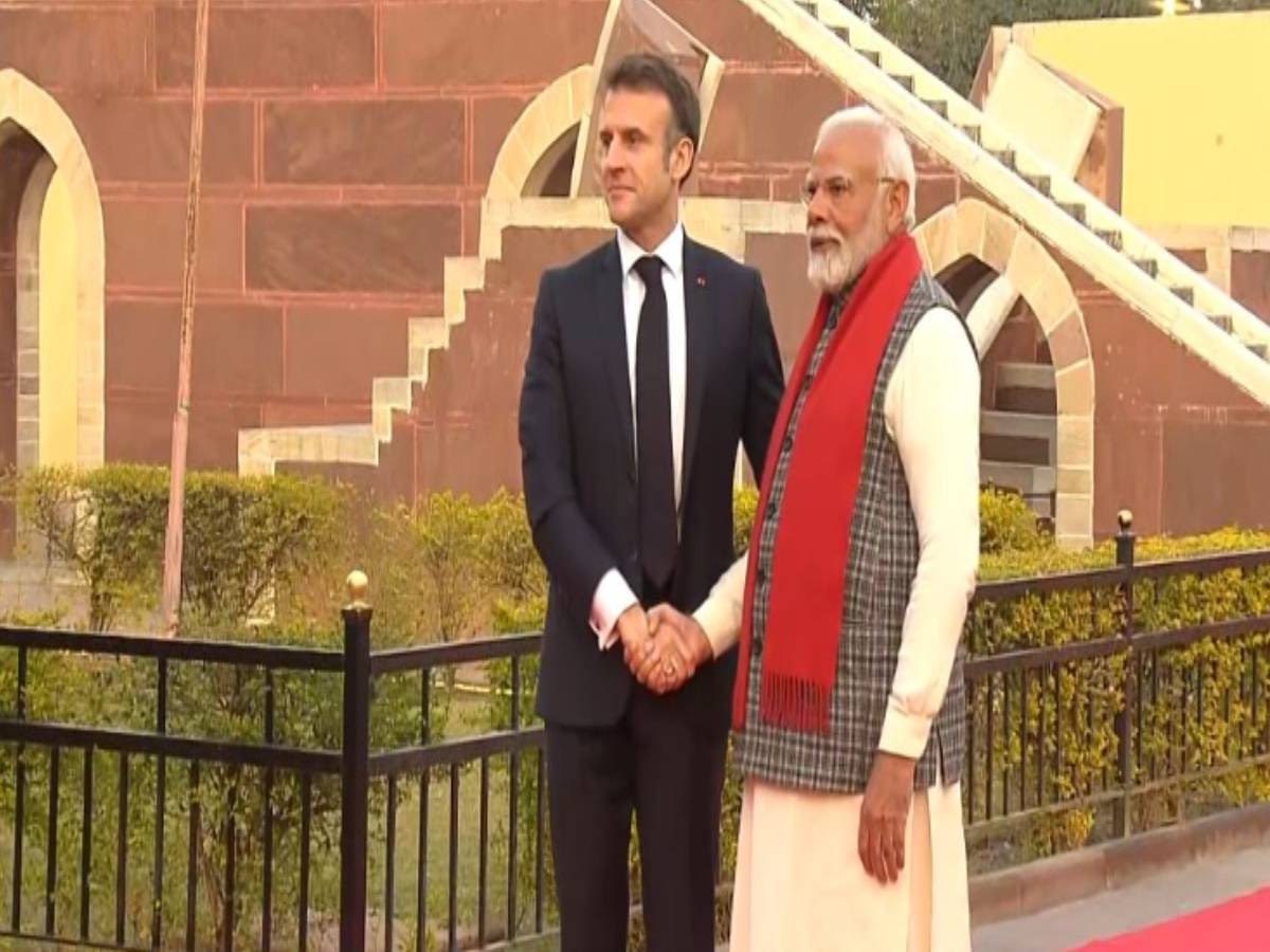 भारत पहुंचने पर फ्रांस के राष्ट्रपति का शानदार स्वागत; गणतंत्र दिवस समारोह में होंगे मुख्य अतिथि