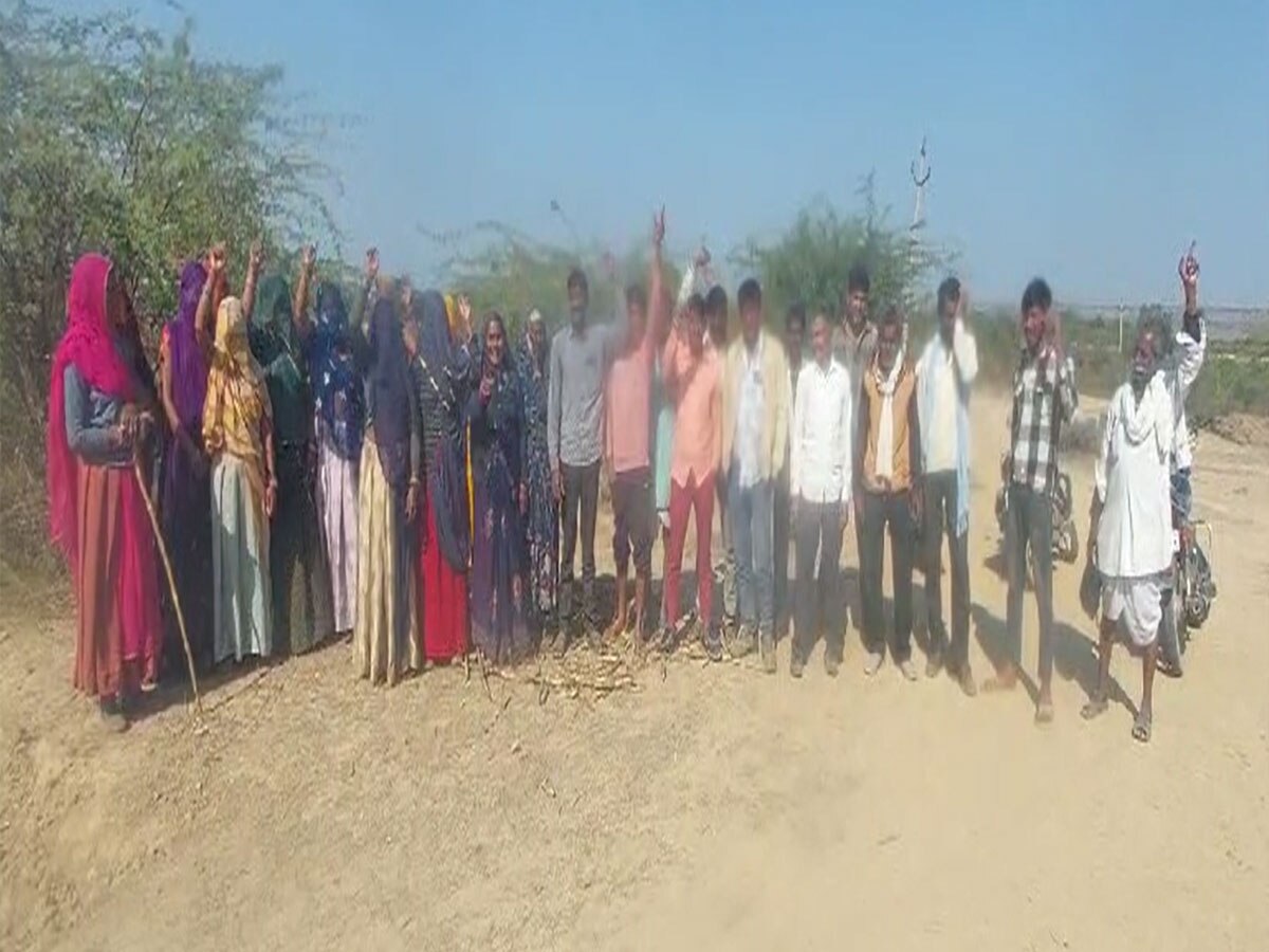 Chittorgarh News: ग्रामीणों ने सरपंच सचिव पर लगाया भ्रष्टाचार का आरोप, अधिकारियों से जांच की मांग