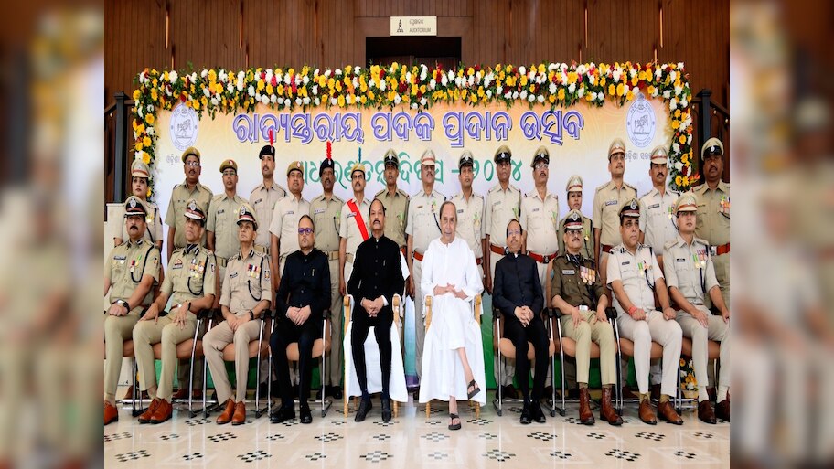 Republic Day 2024: ରାଜ୍ୟସ୍ତରୀୟ ପଦକ ପ୍ରଦାନ ଉତ୍ସବ; ବିଶିଷ୍ଟ ସେବା ଲାଗି ୫୦ ଜଣଙ୍କୁ ମିଳିଲା ରାଷ୍ଟ୍ରପତି-ରାଜ୍ୟପାଳ ପଦକ