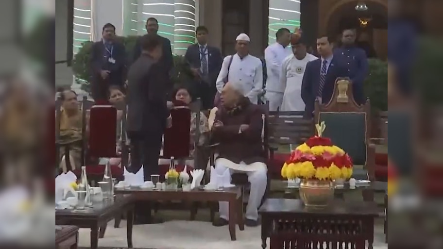 राजभवन की टी-पार्टी से गायब रहे तेजस्वी यादव; कुर्सी से डिप्टी सीएम की पर्ची फाड़ बैठे JDU मंत्री