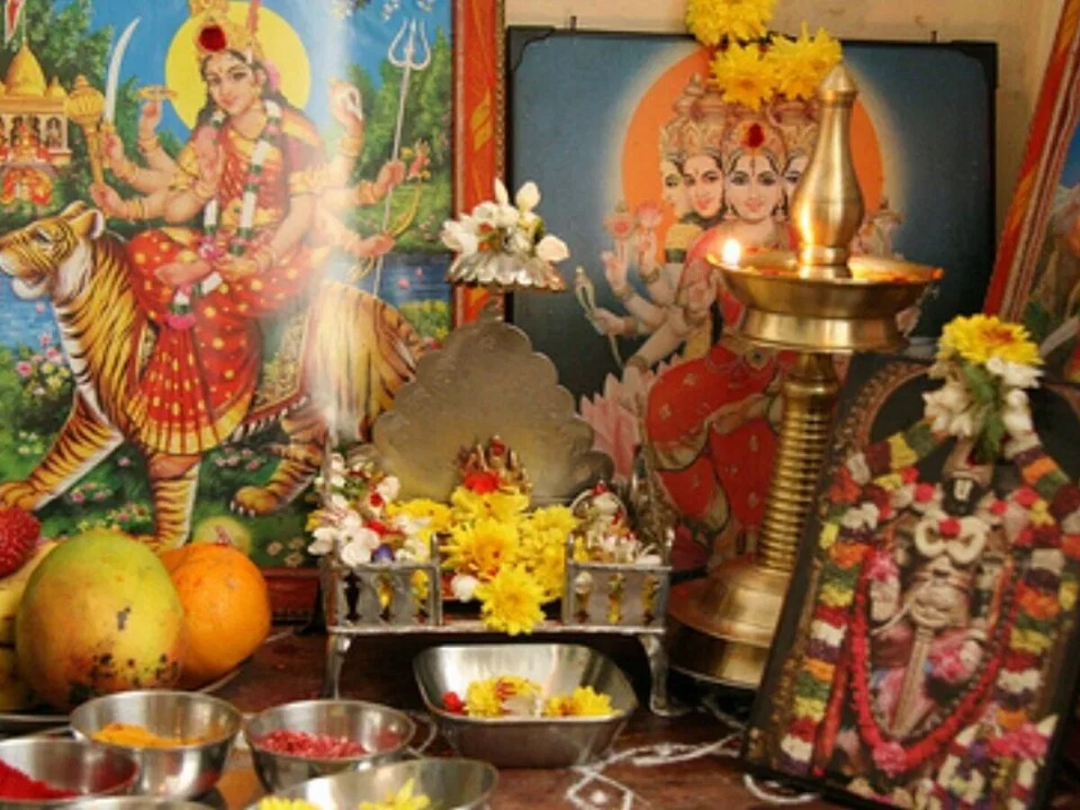 Puja Tips: पूजा घर में भूलकर भी न रखें ये चीजें, देवता हो जाएंगे नाराज
