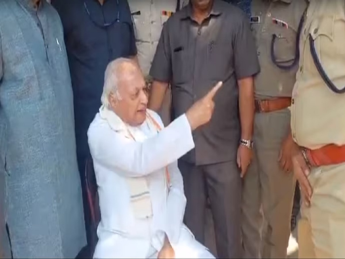 VIDEO: केरल के राज्यपाल आरिफ मोहम्मद खान को दिखाए गए काले झंडे तो पुलिस पर भड़क उठे, बोले- PM के यहां फोन मिलाओ