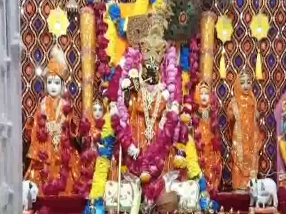 प्रतापगढ़: मंदिर में पहली बार गौ अन्नकूट का आयोजन, बड़ी संख्या में श्रद्धालु रहे मौजूद