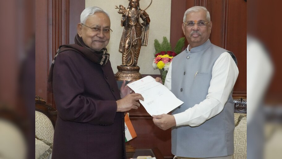 Bihar Politics Updates: नीतीश कुमार पहुंचे राजभवन; राज्यपाल को सौंपा इस्तीफा, नई सरकार बनाने का दावा किया पेश