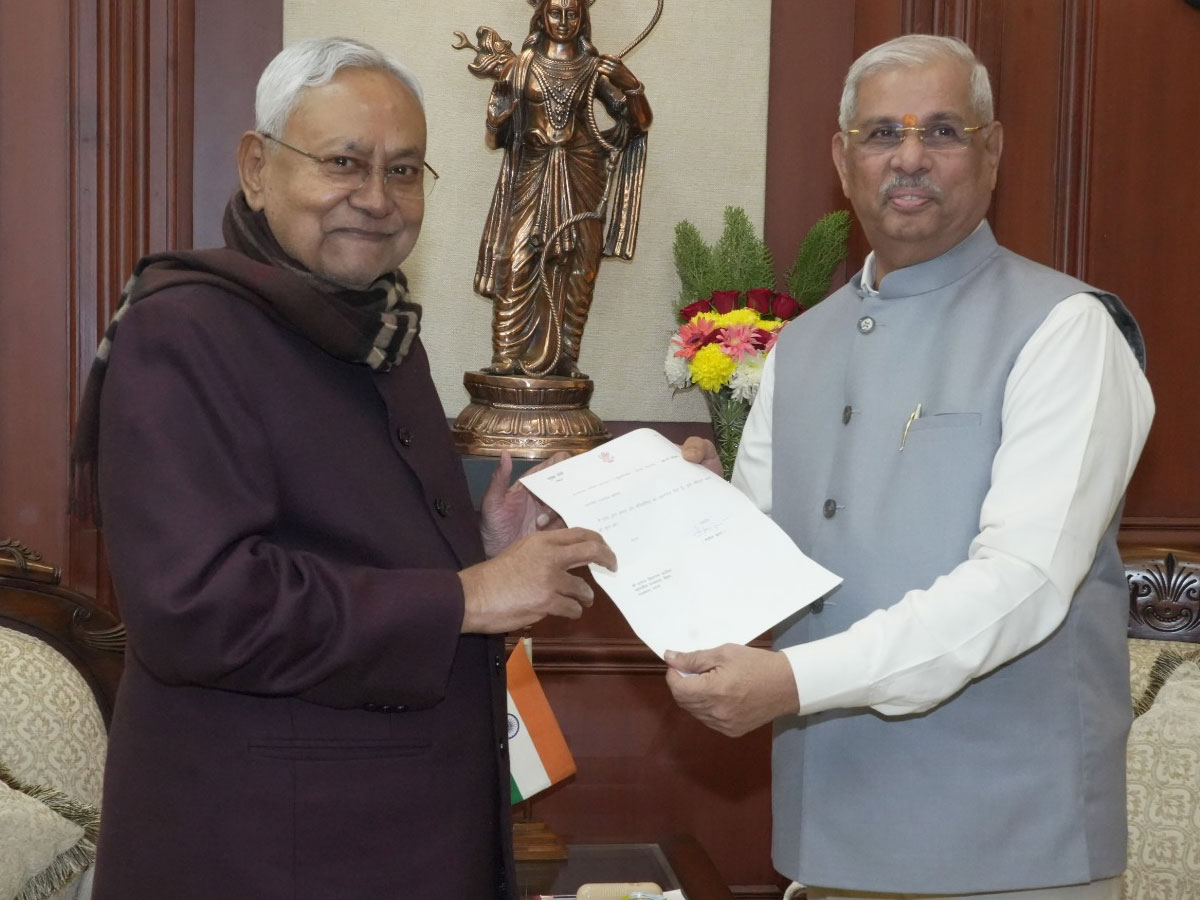 Bihar Politics Updates: नीतीश कुमार पहुंचे राजभवन; राज्यपाल को सौंपा इस्तीफा, नई सरकार बनाने का दावा किया पेश Bihar Politics Updates: नीतीश कुमार पहुंचे राजभवन; राज्यपाल को सौंपा इस्तीफा, नई सरकार बनाने का दावा किया पेश