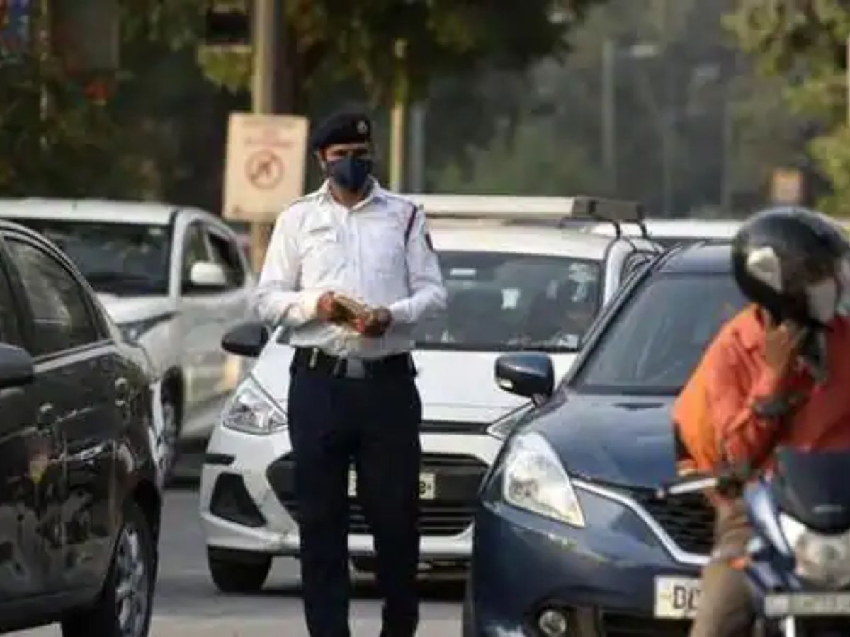 Delhi Police: राजधानी में खुद सुरक्षित नहीं दिल्ली पुलिस, लाइसेंस मांगने पर हेड कांस्टेबल को शख्स ने 800 मीटर तक घसीटा