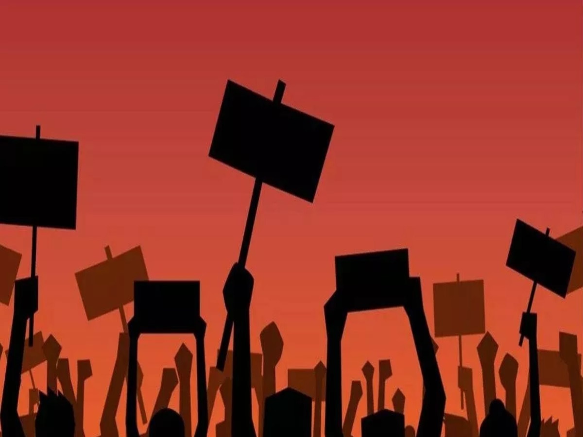 Jharkhand: सीजीएल की परीक्षा रद्द होने पर नाराज दिखे हजारीबाग के छात्र, झंडा लेकर सड़कों पर उतरे अभ्यर्थी 