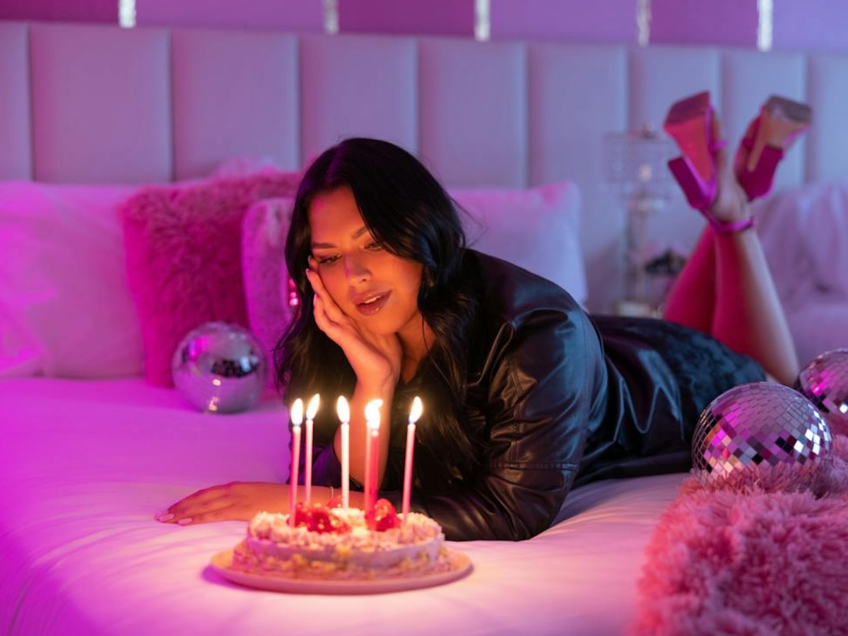 केक काटने से पहले आप भी बुझाते हैं कैंडल? जानें इस परंपरा का इतिहास और इसके नुकसान