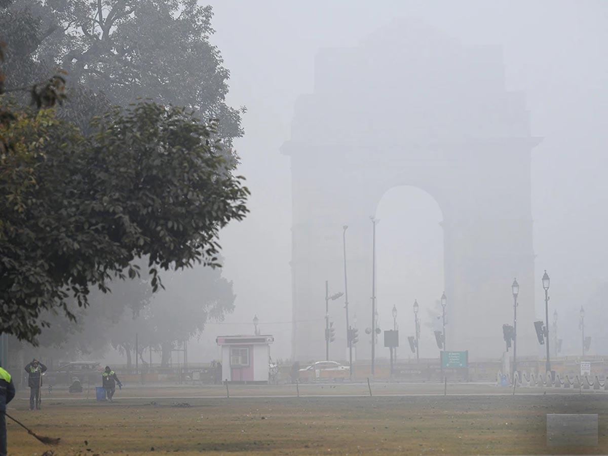 राजधानी दिल्ली में छाया घना कोहरा, ट्रेन समेत उड़ानें भी प्रभावित