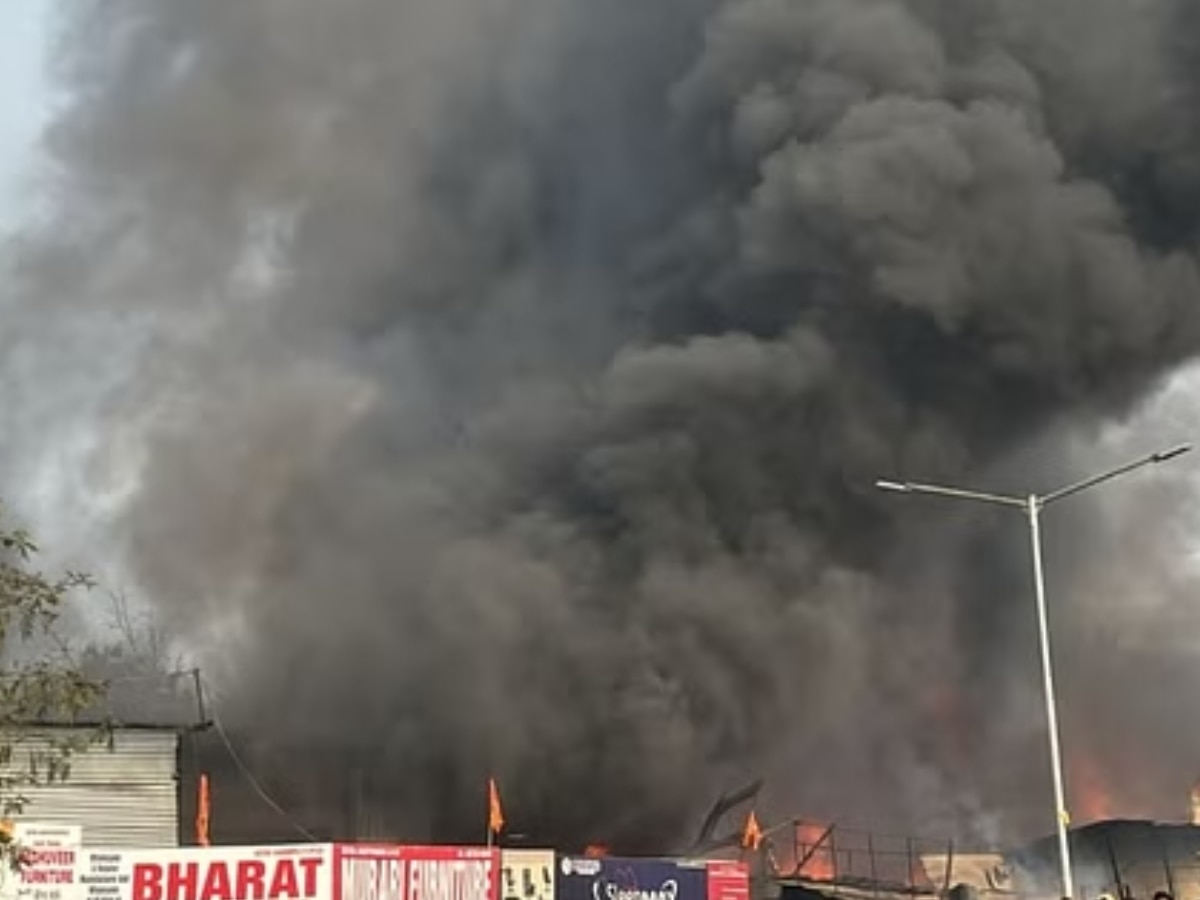 Chandigarh Market Fire: चंडीगढ़-मोहाली सीमा पर फर्नीचर मार्केट में लगी भयंकर आग, लोग सुरक्षित