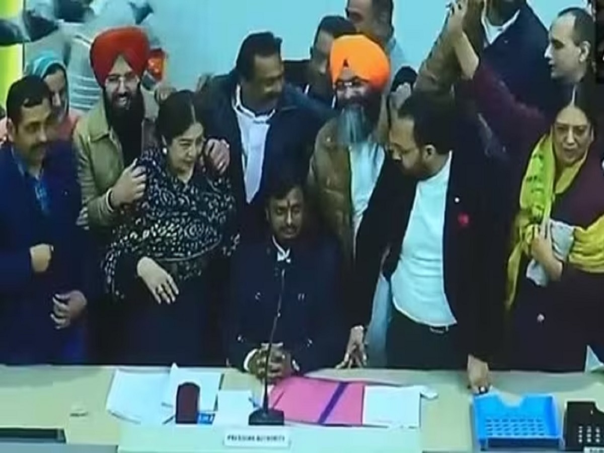 Chandigarh mayor polls: भाजपा ने &#039;इंडिया&#039; ब्लॉक को हराया, अरविंद केजरीवाल बोले- दिनदहाड़े बेईमानी