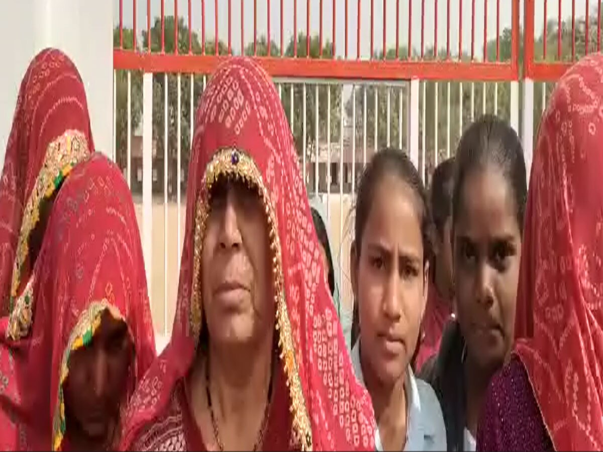 Sikar: महिलाओं ने स्कूल पर जड़ा ताला, स्कूल की छात्रों से छेड़छाड़ का मामला, आखिर क्यों की गई 5 अध्यापकों को पुनः विद्यालय में वापसी की मांग
