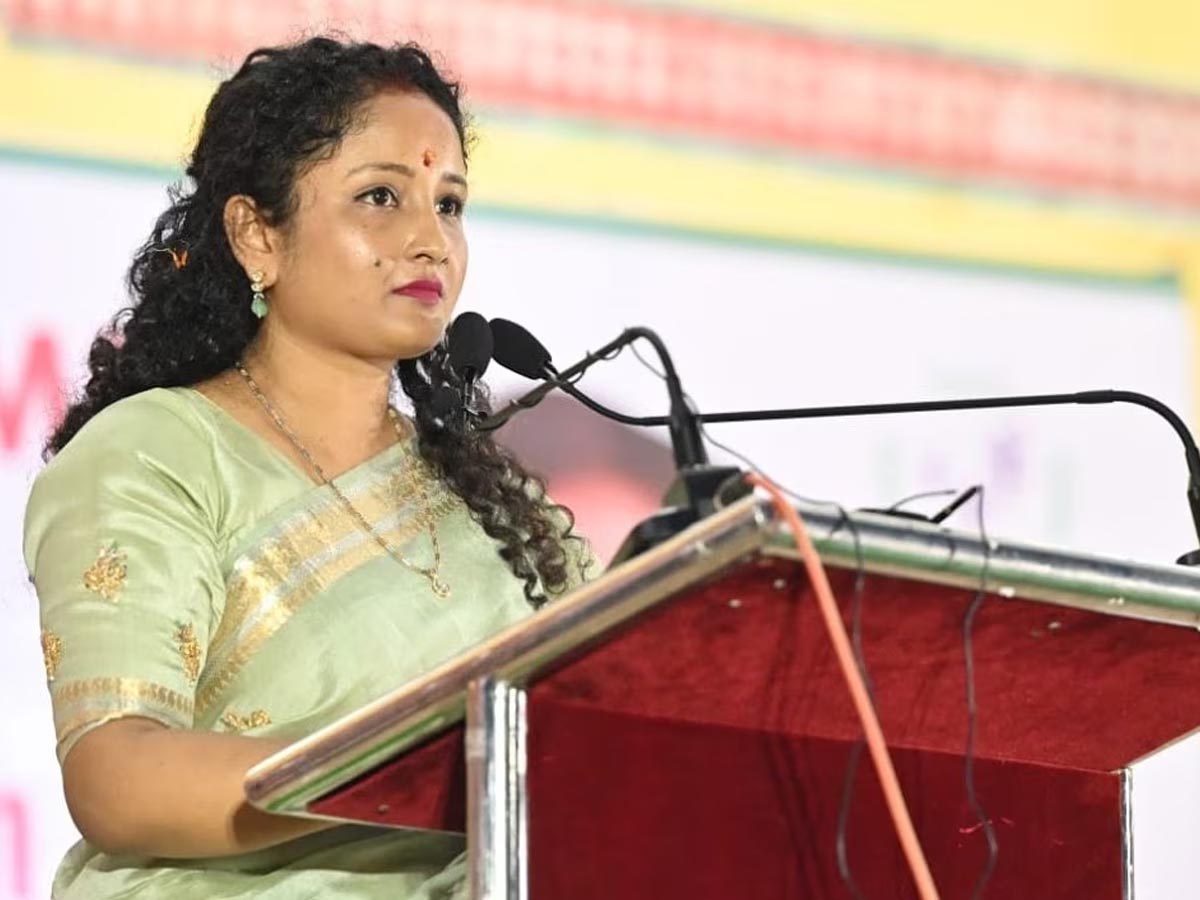 मिलिए हेमंत सोरेन की बीवी कल्पना सोरेन से, जो बन सकती हैं अगली मुख्यमंत्री मिलिए हेमंत सोरेन की बीवी कल्पना सोरेन से, जो बन सकती हैं अगली मुख्यमंत्री